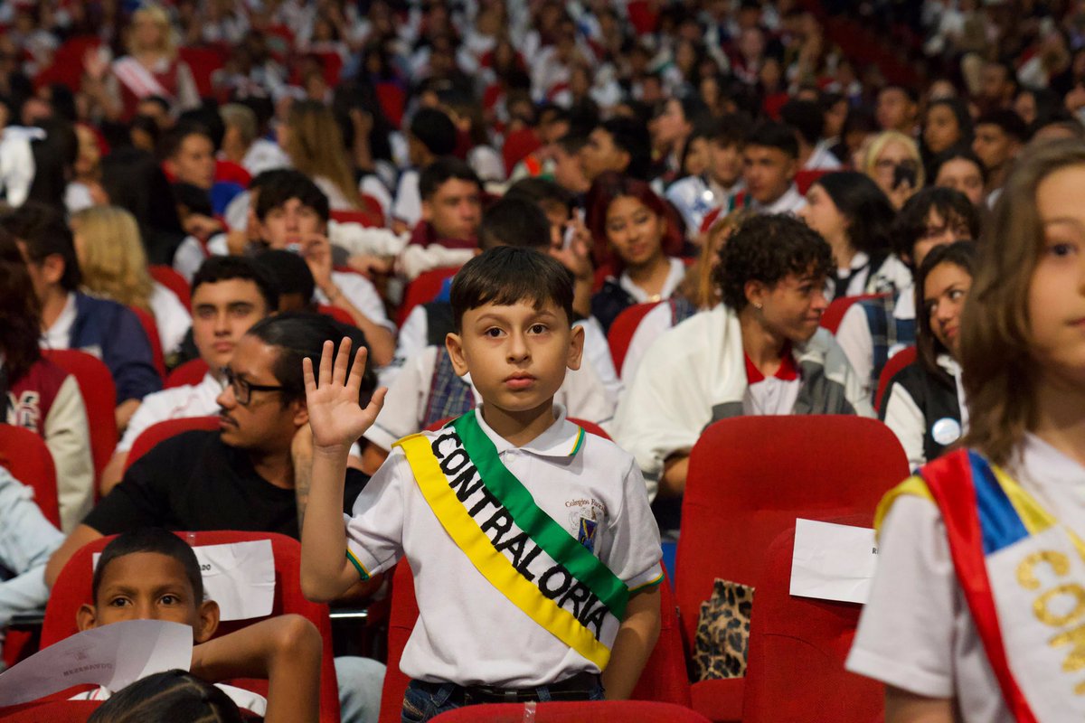 1.300 líderes estudiantiles fueron posesionados hoy en Medellín🙋🏽‍♀️🙋🏼El Alcalde @FicoGutierrez escuchó sus ideas y se comprometió a trabajar de su mano por el bienestar de las comunidades educativas 📚✏️ Así nos gusta construir: en democracia y cerca a las personas #ElLíderSosVos