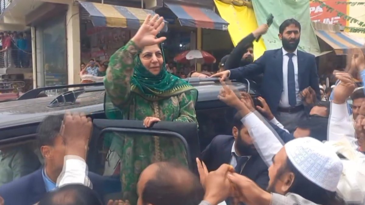 J&K: Mehbooba Mufti talks about unemployment, drug addiction among youth during her roadshow in Mendhar Edited video is available on PTI Videos (ptivideos.com) #PTINewsAlerts #PTIVideos @PTI_News