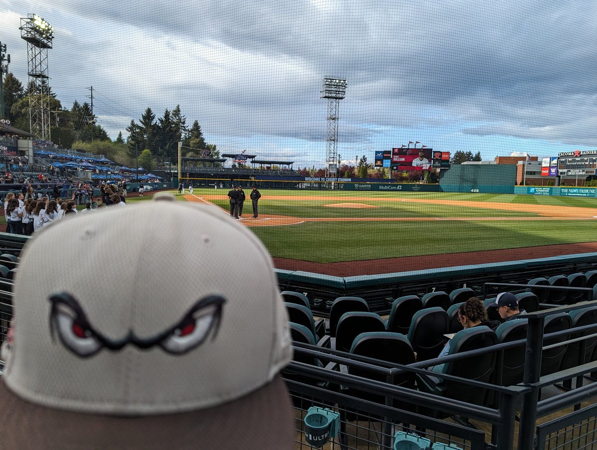 Came back for the @RainiersLand game against the @epchihuahuas It might be a little rainy but when a team's Staff reaches out because you missed your planned game last night. they bring you back for some amazing seats! #RSelfie