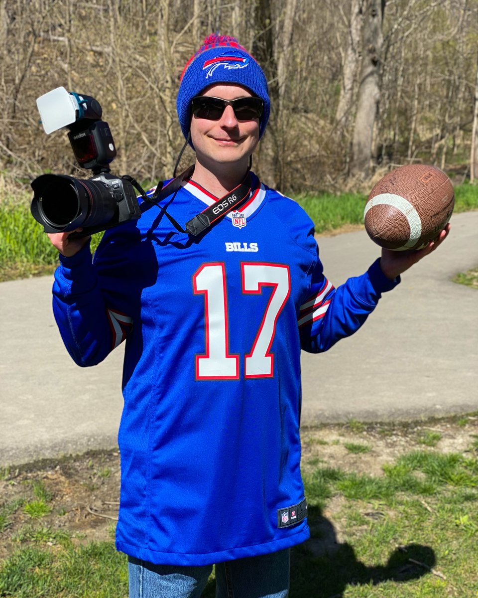 I had a fun photo shoot in Taylor Creek Park before the NFL Draft!  Now I'm excited to see who the @BuffaloBills pick!

📷: @ZedAvery.

#BillsMafia #GoBills #Canon #Godox #Photography #Photographer