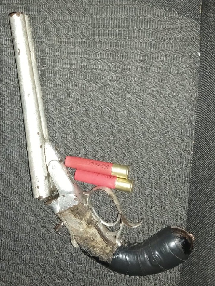 gabrielerenzo's tweet photo. #AHORA policia logro convencer al sujeto atrincherado en su casa lo detuvo, ya esta recibiendo asistencia medica no hubo heridos y se le incautaron varias armas blancas y de fuego👇 https://t.co/iTxEAAscPC