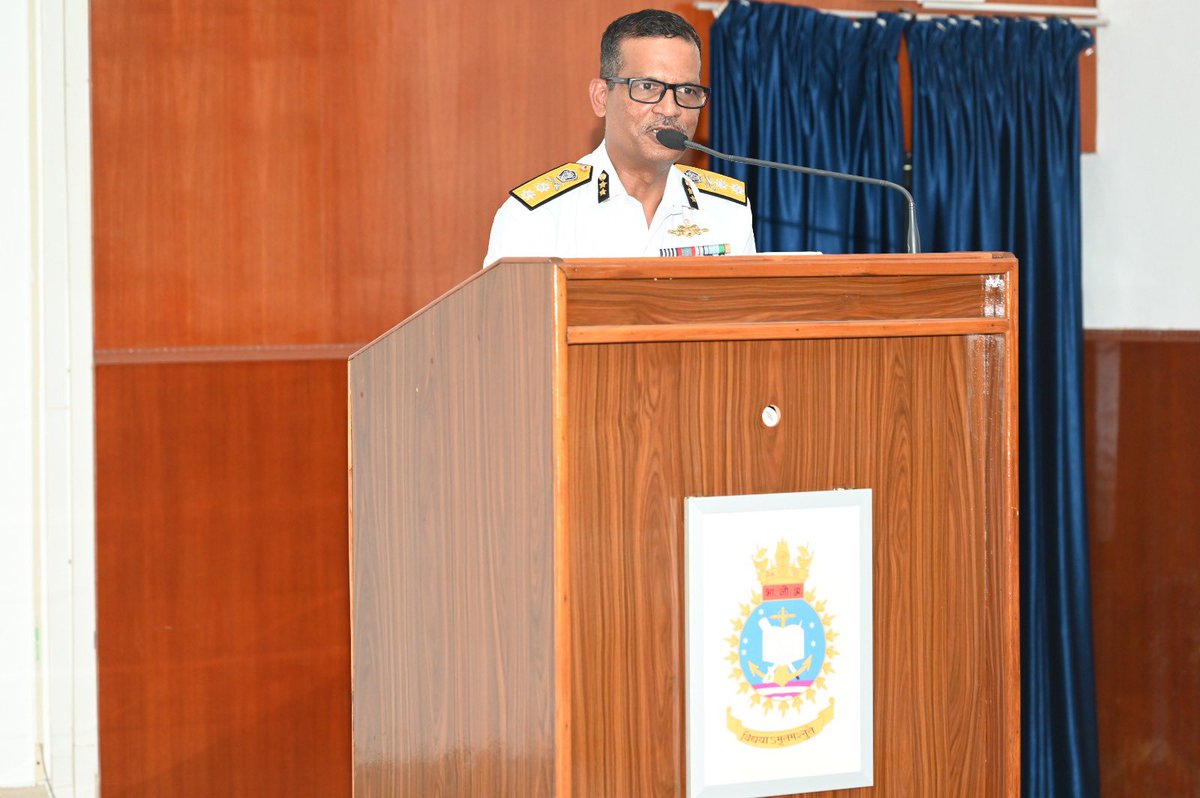 IG Donny Michael, TM, Cdr @IndiaCoastGuard Region(E) visited #INA, Ezhimala. The Flag Offr held discussions with Comdt #INA on inter-service Trg avenues & interacted with #ICG undertrainee offrs at #INA, motivating them to instill Professionalism & Camaraderie. @IN_NavalAcademy
