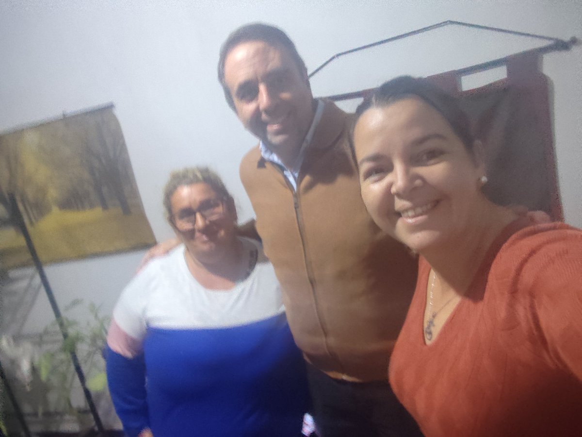 Finalizando el Viernes, las dos Cerrillenses: Silvana y Vanessa, nos reunimos en casa con el compañero y Diputado @Sebandujar con quién conversamos sobre materia política, enfocados en lo local. Como nos gusta a nosotras, sin olvidarnos de nada y mirando hacia adelante 🇺🇾