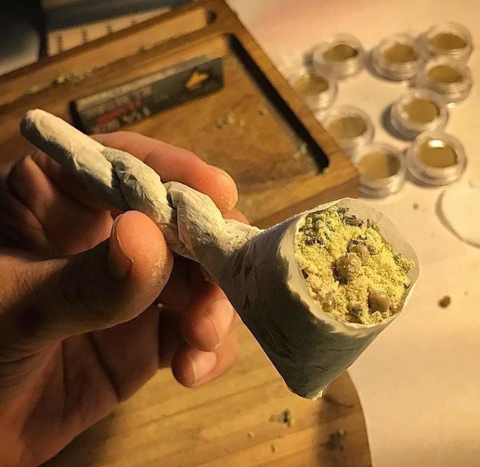 When you like to smoke joints but you also like to smoke pipes… 😂😂

#StonerFam #Mmemberville