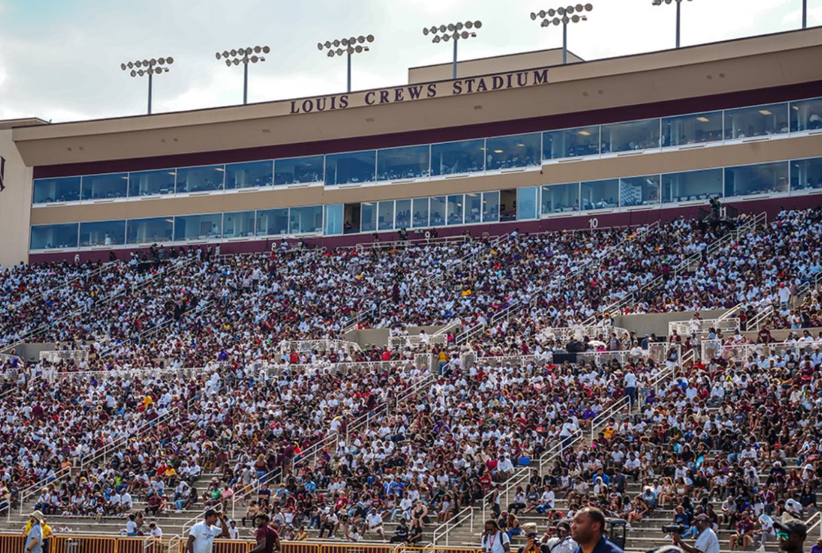 Blessed and thankful to receive an offer from Alabama A&M @AamufbR @CoachDT12 @Coach_Poke #BeADawg #LetsEat #AGTG