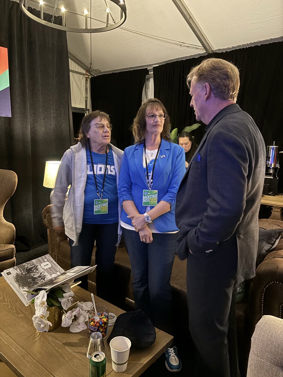 The Rushlow family was able to meet with @NFL Commissioner Roger Goodell and @Lions legend, @barrysanders, to share their cancer journey at this year’s #NFLdraft! The American Cancer Society and the NFL are together in the fight. Learn more at cancer.org/crucialcatch