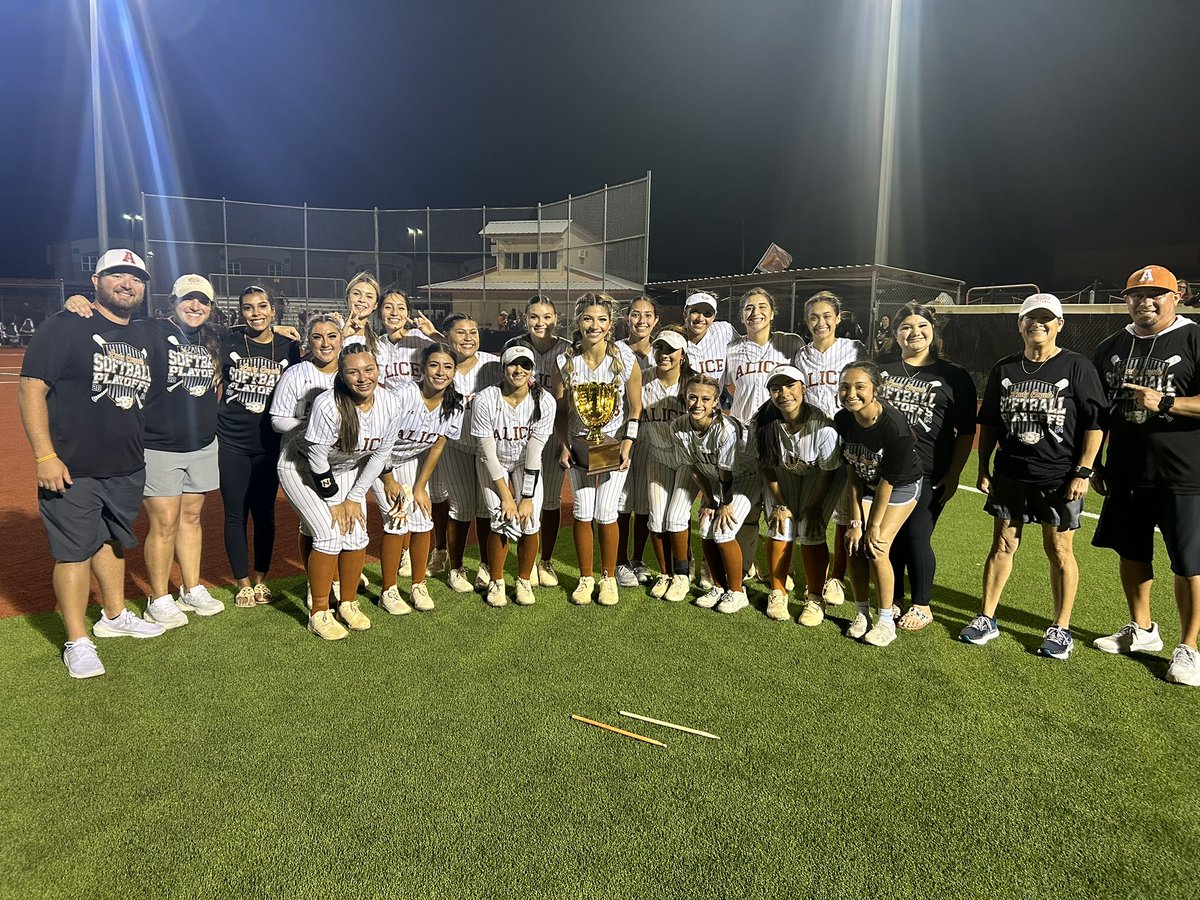 Lady Coyotes win Bi-District in walk-off fashion tonight, 4-3, vs Zapata.
It Is A Great Night To Be A Coyote!!!
