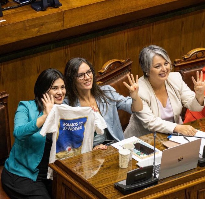 ¡Es hoy!⏰ Después de tantos años de lucha, logramos que la ley #40Horas fuera aprobada en el Congreso Nacional. Y hoy comienza a regir para disminuir la jornada laboral progresivamente. Hacemos un llamado a los empleadores/as a que respeten la ley y se aplique como corresponde