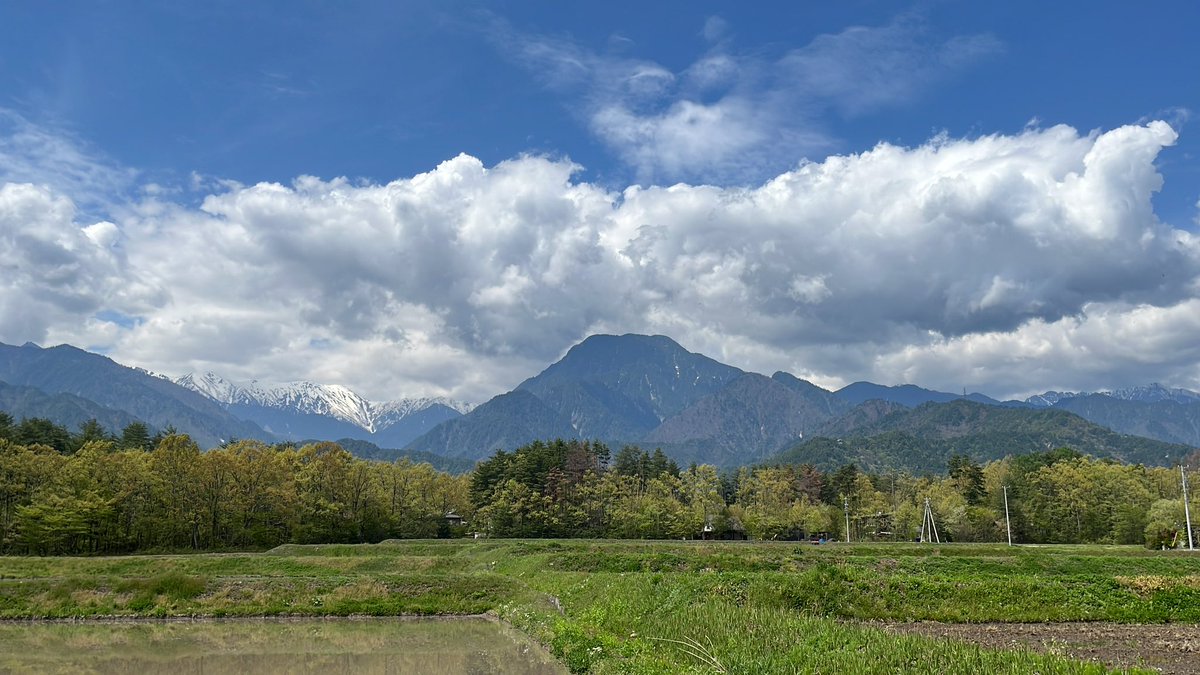 北アルプス定点観測
4月27日土曜日
11:05安曇野は晴れ
気温19℃ 戸外は23℃
雲量6 積雲　巻雲　巻積雲
今日は暑くなります。熱中症注意ですね。上高地で開山祭。