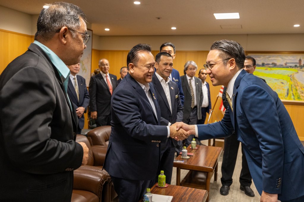 Dalam pertemuan bersama Gabenor Wilayah Nagasaki, Dr. Oishi Kengo di Nagasaki Jepun semalam, saya dan delegasi Kementerian Kerja Raya telah berbincang secara serius untuk meneroka kerjasama TVET di antara Malaysia dan Jepun.