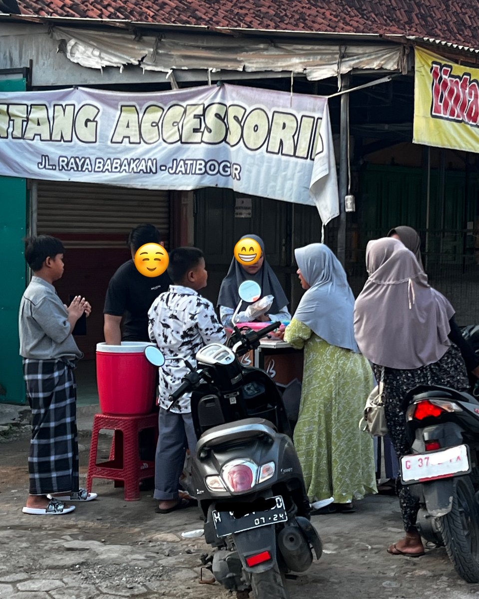 Siapa yang kalau liburan, sering diminta tolong buat antri beli sarapan ponggol nih? Kadang 'juwet' kalau ada yang nyerobot. Kalau sudah begitu, jangan takut speak up biar sang penyerobot sadar 😁. #Tegal #Slawi #infotegal