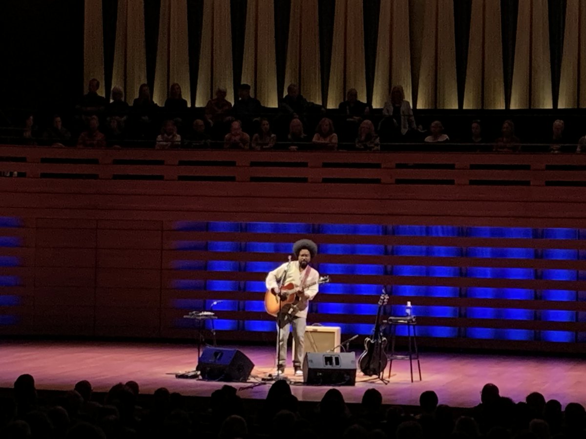 A phenomenal evening of guitar & vocals at @the_rcm's #KoernerHall was shared by two masters tonight - @AlexCuba and @RaulMidon!