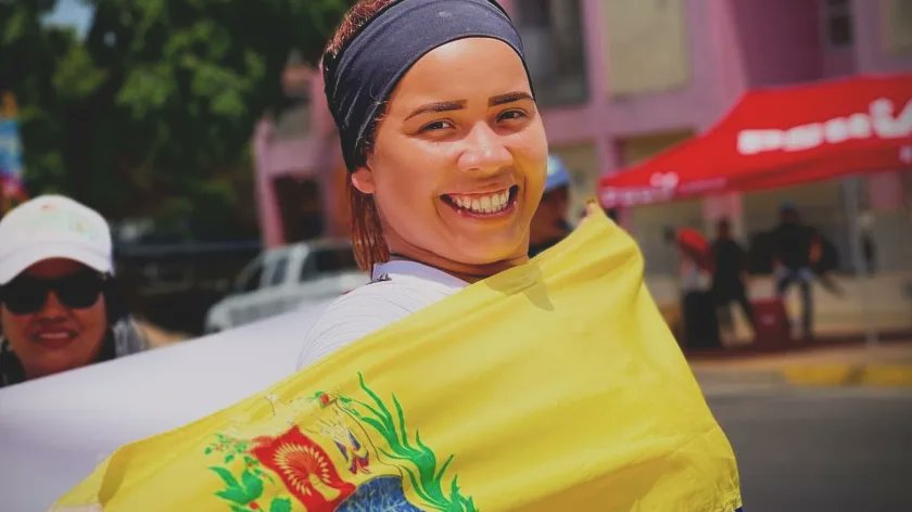 #EnBolívar | Pueblo venezolano en las calles realiza pancartazo contra sanciones y bloqueos de los Estados Unidos. 

#BidenLevantaElBloqueoYa
#IgualdadYJusticiaSocial