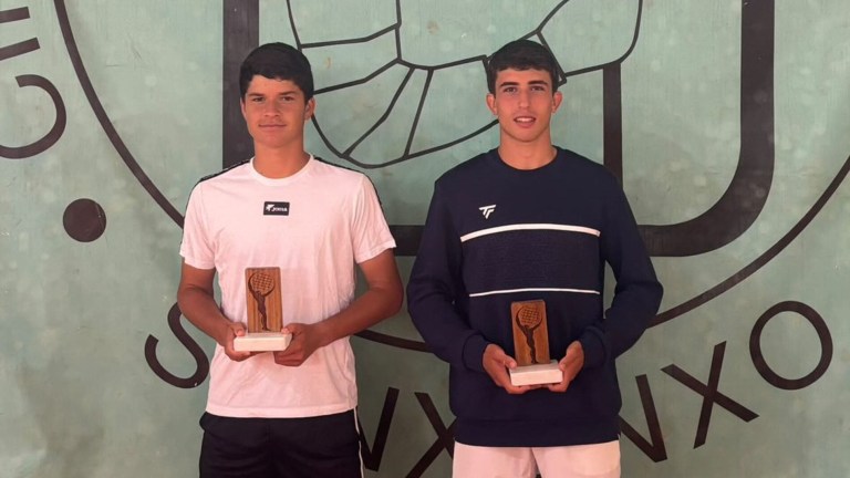 ITF TENNIS!
Parabéns aos duplistas campeões, os portugueses Rodrigo Fernandes e o seu compatriota Goncalo Marques que conquistaram o @ITFTennis de M15 de Sanxenxo na Espanha.
#ITFWorldTennisTour #tennis #Sanxenxo #CCDSanxenxo #rfetenis #fgtenis #RodrigoFernandes #GoncaloMarques
