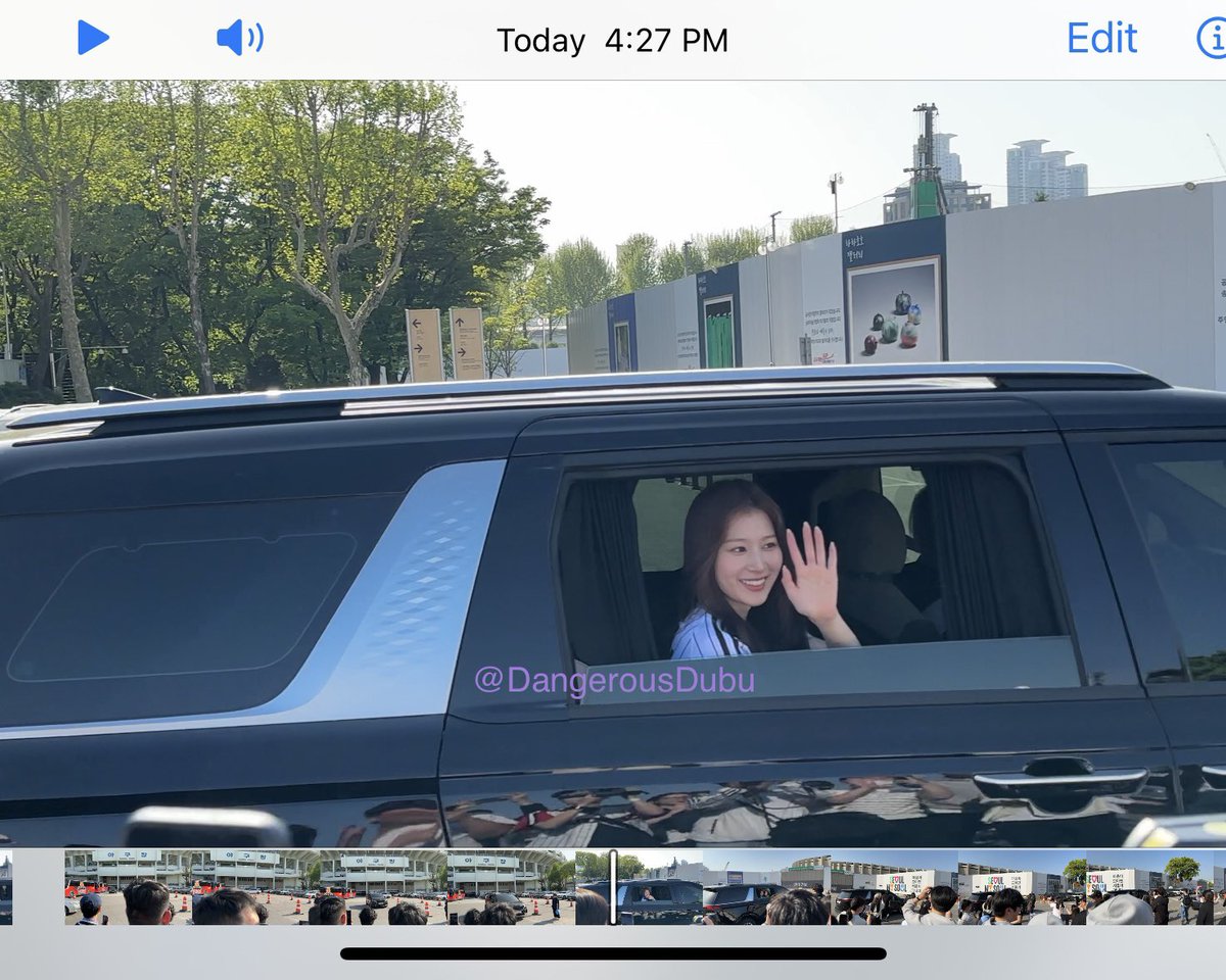 TWICE Sana departure from Jamsil Baseball Stadium after throwing the first pitch for LG TWINS & watching LG TWINS vs KIA TIGERS 💜⚾️ 240427

@JYPETWICE #TWICE #트와이스 #SANA #사나 #ONCE #원스