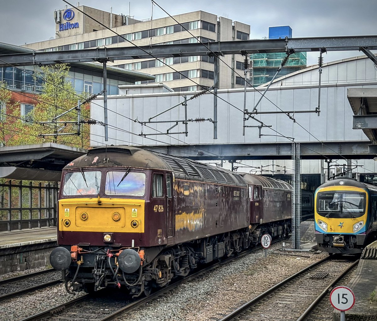 West Coast Railways 47826, and 57314 ‘Conwy Castle’ pass through platform 15 at Leeds with 0Z57, Newark Northgate to Neville Hill. (23/04/24) #WestCoastRailways #Class47 #Class57 #LeedsCityStation #Trainspotting