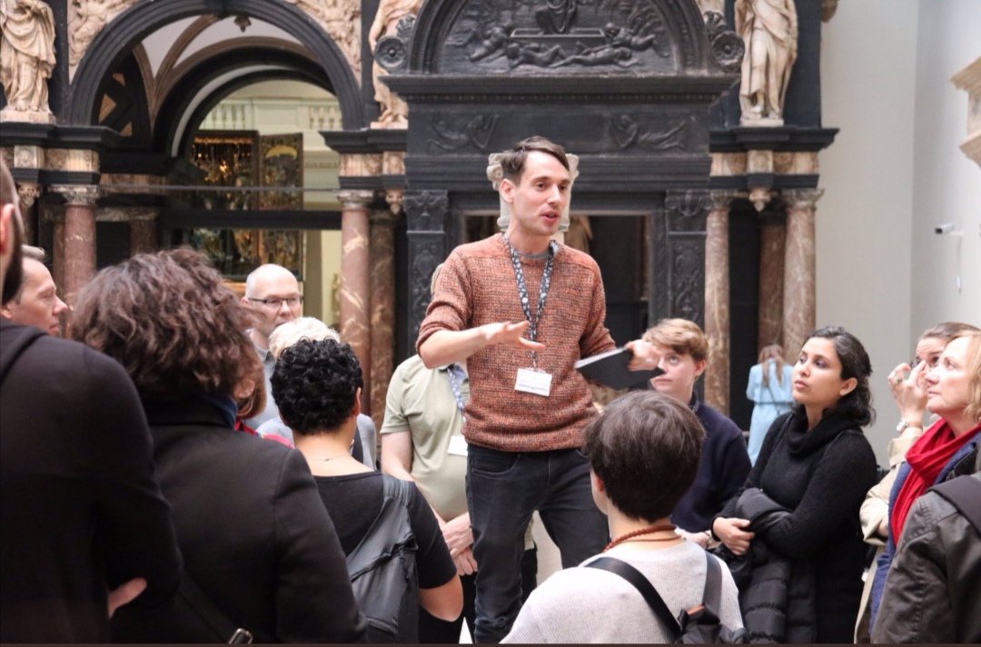 Hello lovely people, it's LGBTQIA+ history tour day 👍🏛️🏳️‍🌈 If you're coming along to the V&A today, come and say hi! We kick off at 1600 from under the big blue and green chandelier (no need to book, just rock up!)