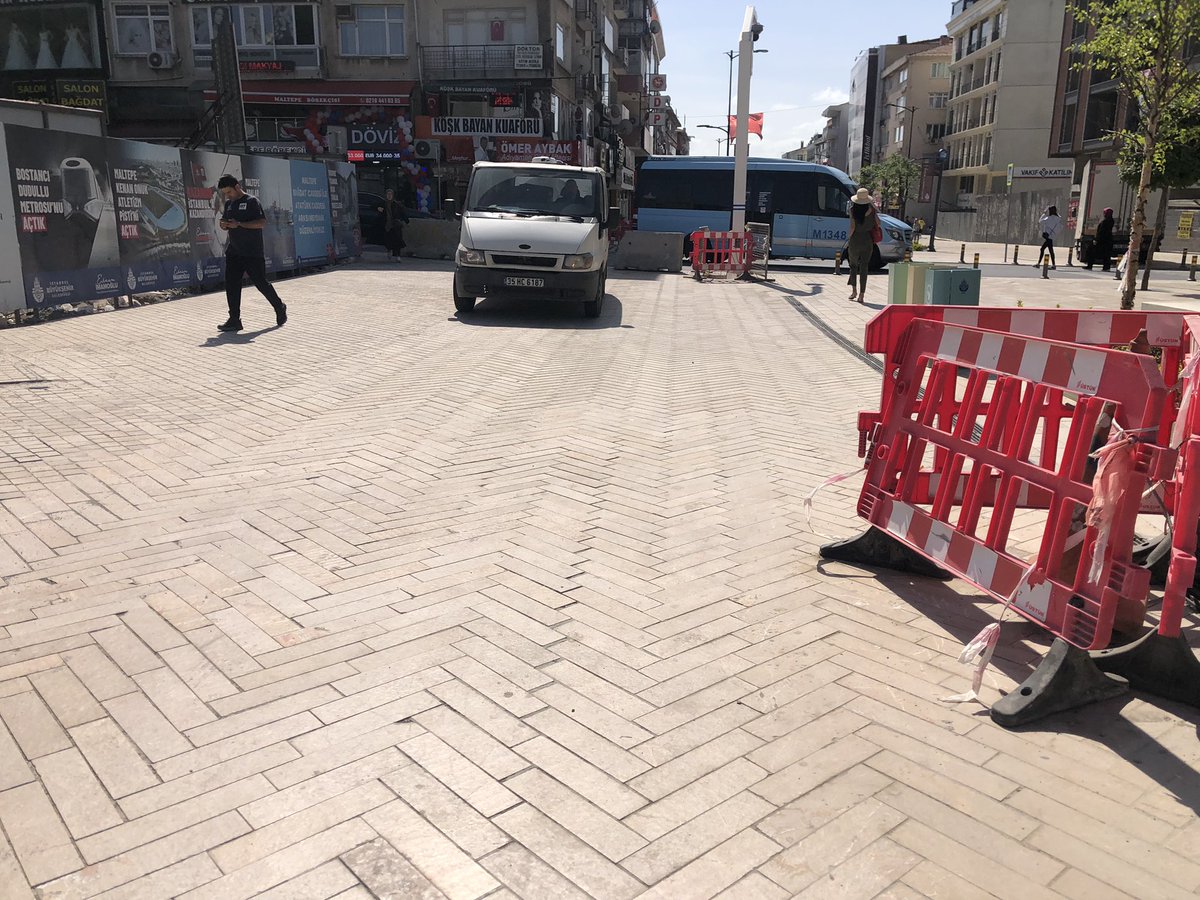 Hani Maltepe Meydanı’a araç girişi yasaktı. Saat 10’da saydım meydanda yaklaşık 20 araç vardı Ya ağır tonajlı araçlardan parkeler ve tünel zarar görürse! @istanbulbld @ekrem_imamoglu @koymenesin @MaltepeBelTr @baydogdu61