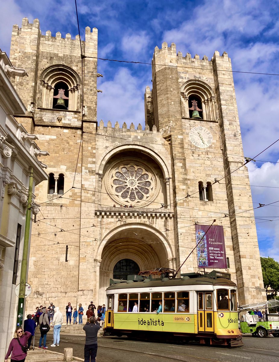 #Lisboa : il est l’heure de prendre le 28 pour gravir les collines de la vieille ville ! Bon samedi ! 💛💛💛 #Portugal #25deabril50anos