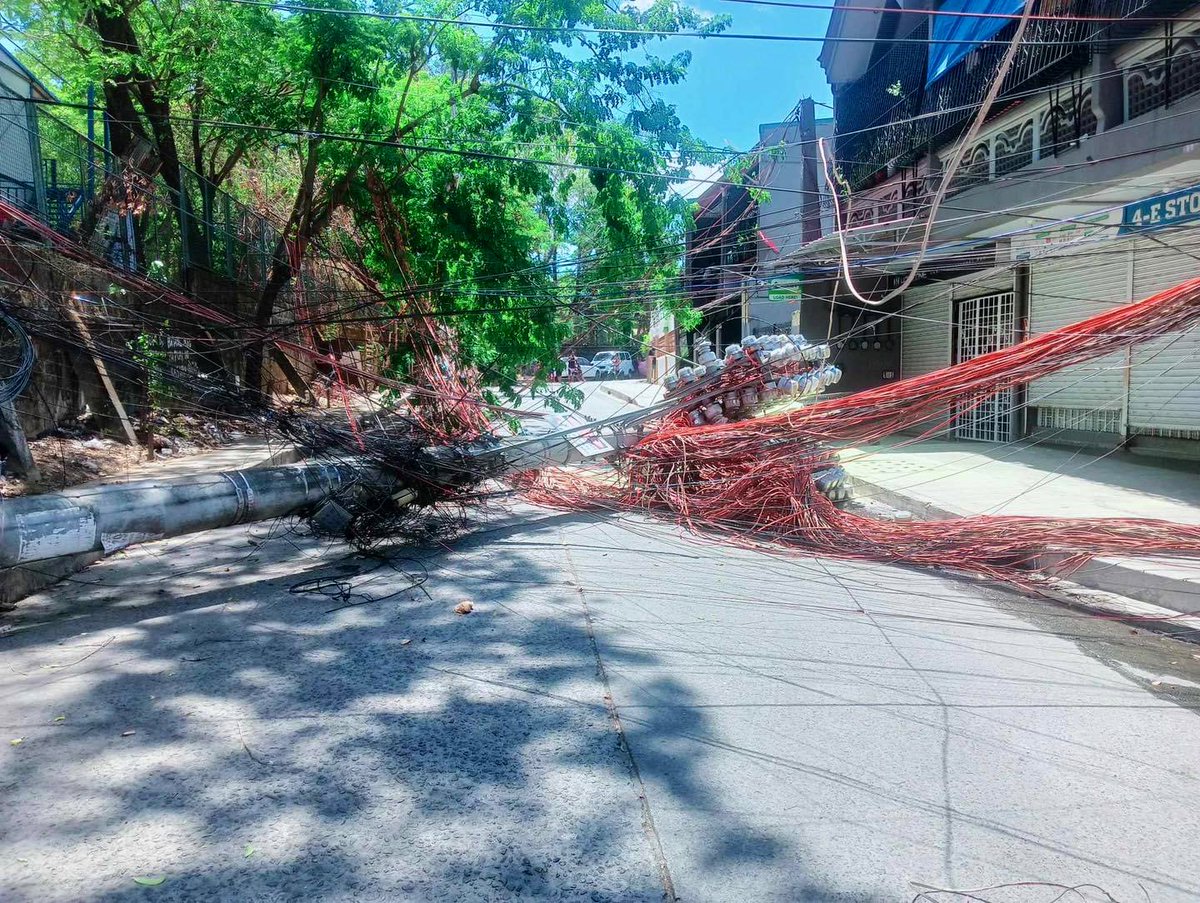 LOOK: Patay ang isang street sweeper matapos mabagsakan ng poste ng kuryente ang sinasakyang tricyle sa Brgy. Dela Paz, Antipolo City @dzbb (📸 Mayor Jun Ynares)