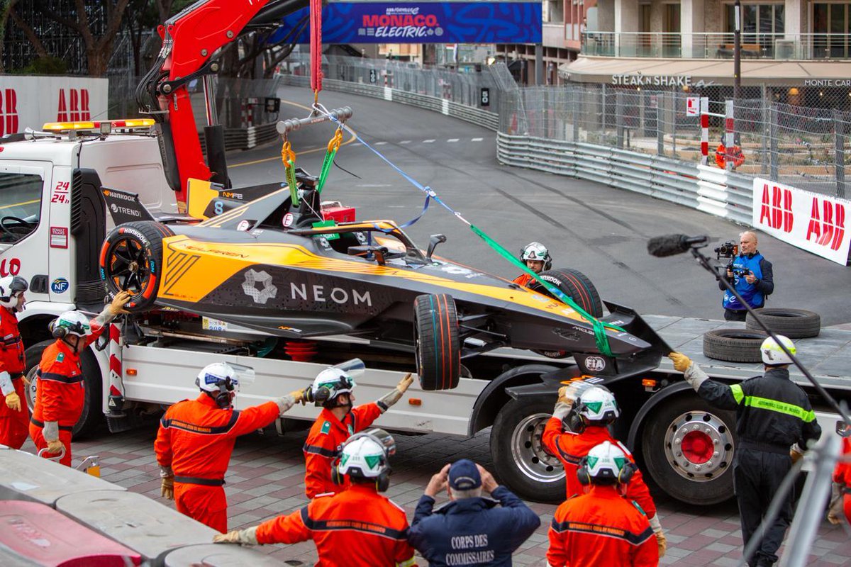 🚨 BIRD OUT OF #FormulaE's #MonacoEPrix McLaren calls up its 19-year-old reserve Taylor Barnard after Sam Bird injures his hand in FP1 crash (📷Emma Ridgeway). Bird's off for x-rays, F2 driver Barnard gets a sudden FE race debut.