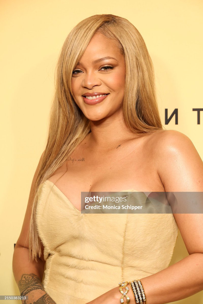 Rihanna attends Fenty Beauty's newest product launch, Soft'lit Naturally Luminous Longwear Foundation at 7th Street Studios in Los Angeles, California.
📸 (Photo by Monica Schipper/WireImage)