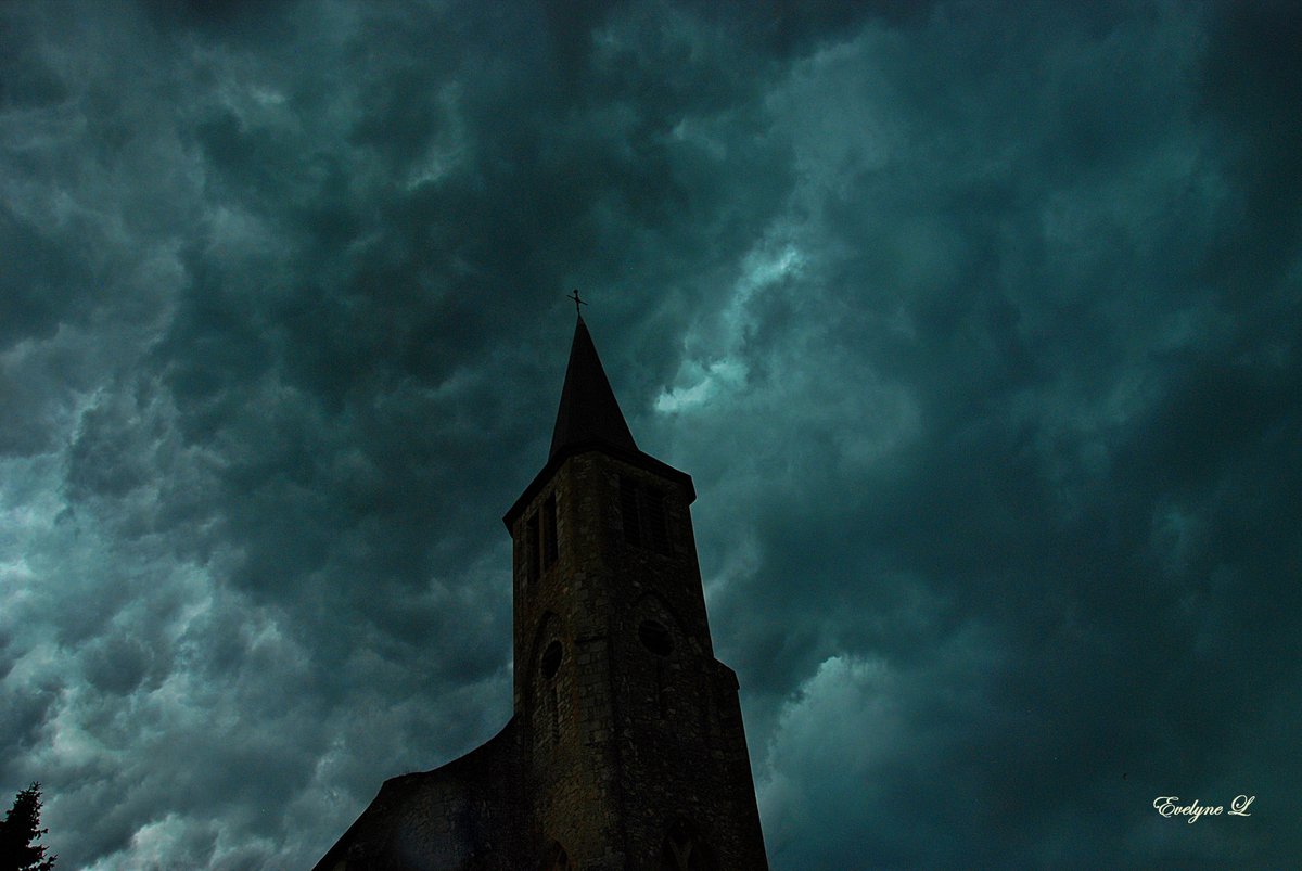 Bonjour à tous .... ou presque ..
Je vous souhaite une excellente journée.
Prenez soin de vous 💙💛
⤵ L'église de mon village, sous un ciel différent. Celle ci à un carillon de 14 cloches (22 parrains ou marraines), ces dernières étant baptisées.