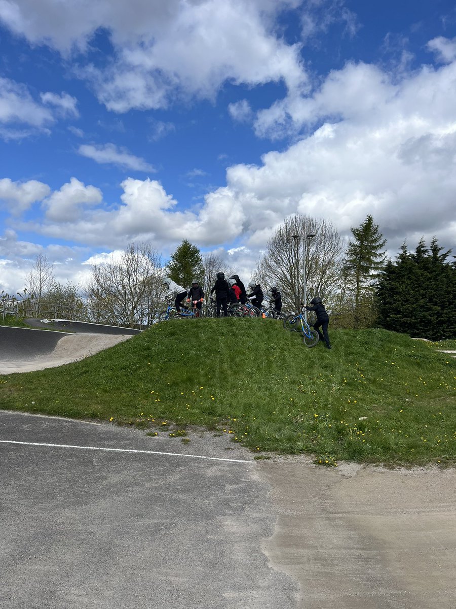 Fantastic Friday with @BarkerendPLA Year 5 pupils trying out BMXing for the first time! They all showed such resilience & challenged themselves, was fantastic to see! @StarAcademies #bmx #bradford @Active_Bradford @MyLivingWell1