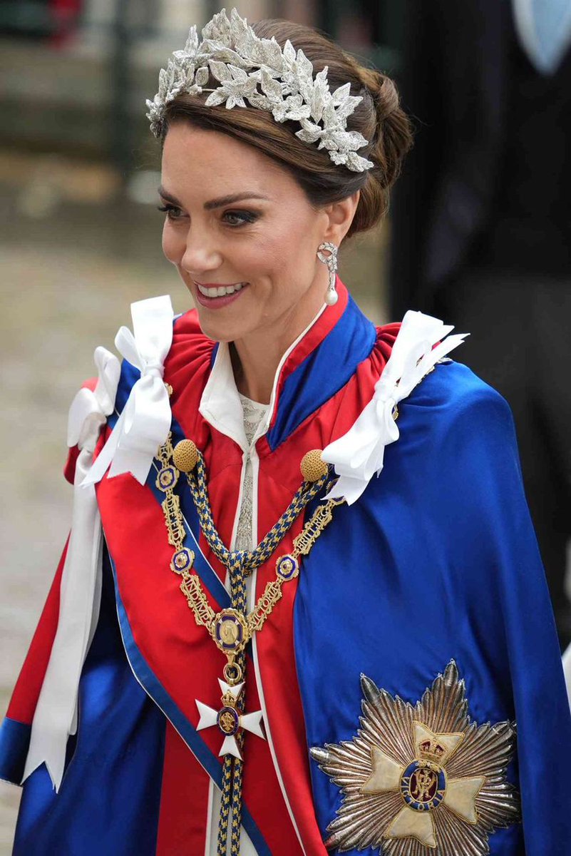 الملك #تشارلز الثالث يمنح #كيت_ميدلتون لقبًا تاريخيًا جديدًا بتعيينها 'رفيقة ملكية لوسام أصحاب الشرف'، لتكون بذلك أول عضو في العائلة الملكية يتم تعيينه ضمن أصحاب الشرف.
