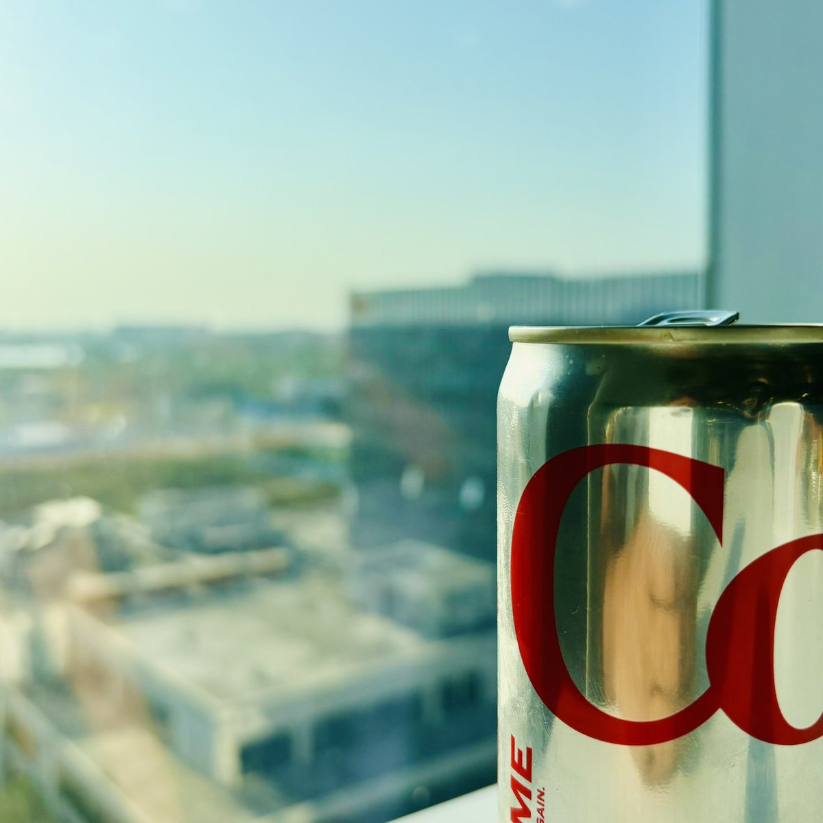 I HAVE NEVER SEEN A THIN PERSON DRINKING DIET COKE 😅 #coke #dietcoke #fun #drink #sunny #office #vendingmachine #shotoniphone