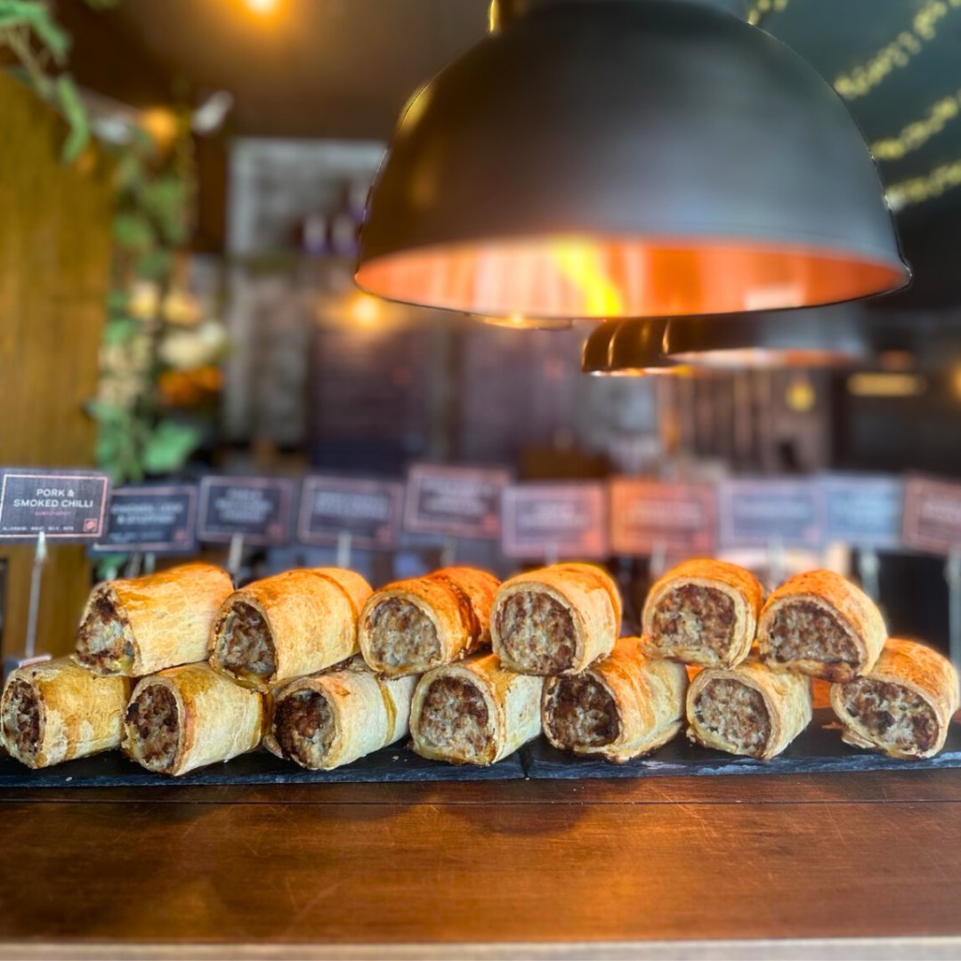 Sausage Roll Saturday! 😜
We want to know which one is your favourite, tell us in the comments! Made with #freerange pork and chicken from Somerset & Dorset 🐔🐖
Ideal for a light lunch or mid morning treat, have you tried all 10 yet? 
#swindon #tadpolegardenvillage #sausageroll