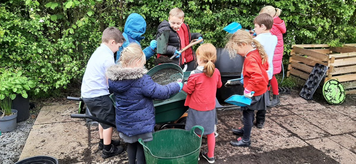 There are always so many jobs in a busy school garden that cooperation is required to get things done - demonstrated by a group of our young gardeners @RHSSchools 🪴🧑🏻‍🌾👩‍🌾