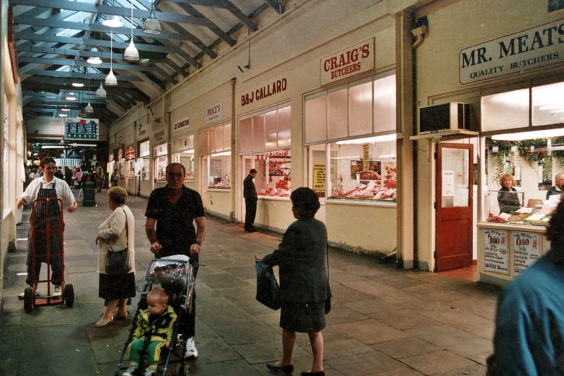 33 of the best photos take you back to Leeds Kirkgate Market in the 1990s tinyurl.com/c2w38w2k #Leeds #1990s