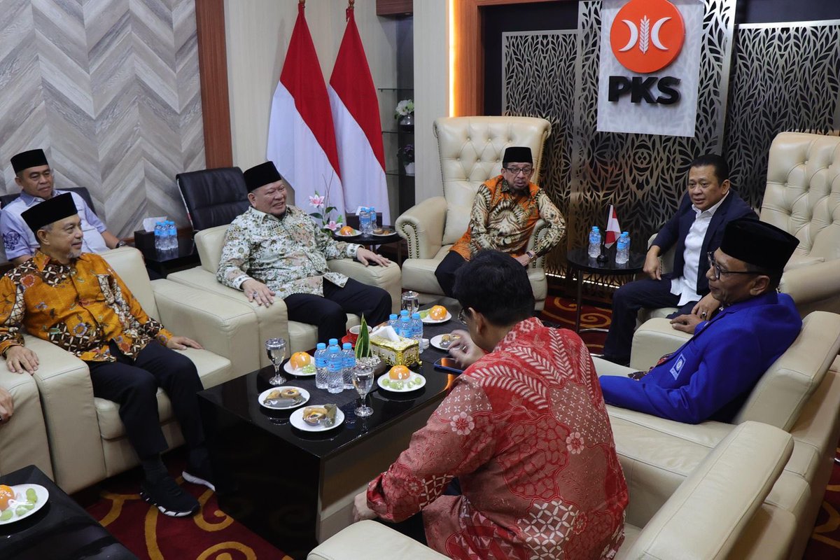 Silaturahmi Sesama Anak Bangsa; Ketua DPD RI AA LaNyalla Mahmud Mattalitti bersama anggota DPD RI Sulsel Tamsil Linrung dan anggota DPD RI asal Lampung Bustami Zainudin Hadiri Halal Bihalal & Tasyakuran Milad PKS ke-22 Tahun. #dpdri #kabarsenator #silaturahmi #halalbihalal