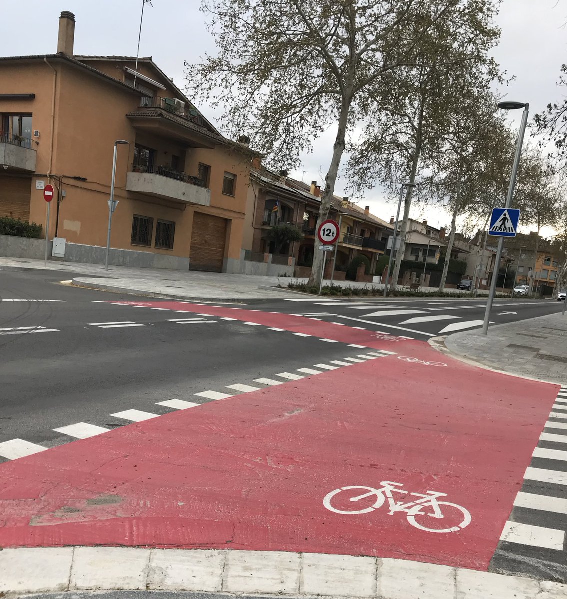 Demanem a @aj_vic quin és el sentit d'aquest tros pintat de color vermell sense cap continuitat. 😵🤔
El futur carril bici Calldetenes- Vic? Però com passaran les bicicletes pel carrer Gran? 
Esperem resposta! ☎️