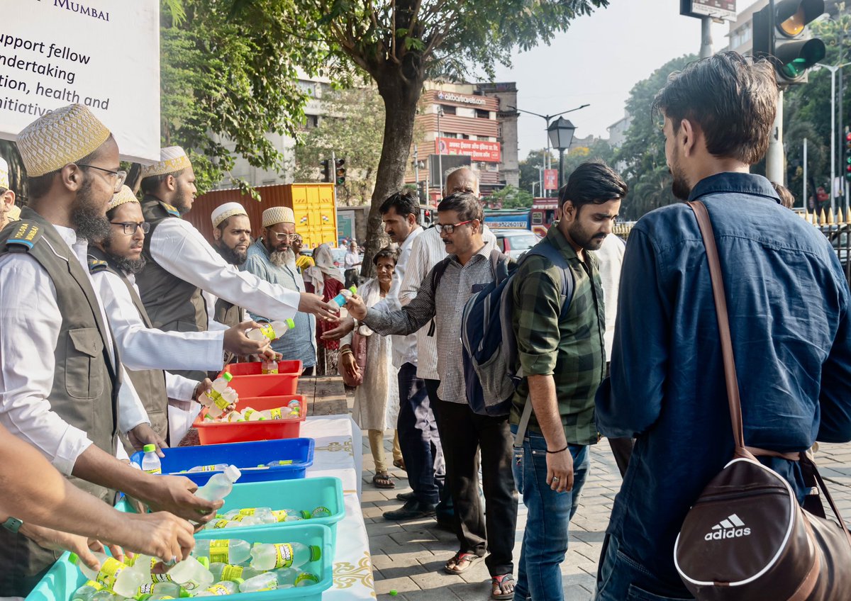 Shoutout to our amazing volunteers in #Mumbai for serving chilled nimbu pani to pedestrians, and helping them beat the scorching temperatures. The @Bohras_India of Mumbai continue their small acts of kindness to spread cheer and joy as part of their global @ProjectRiseDB…