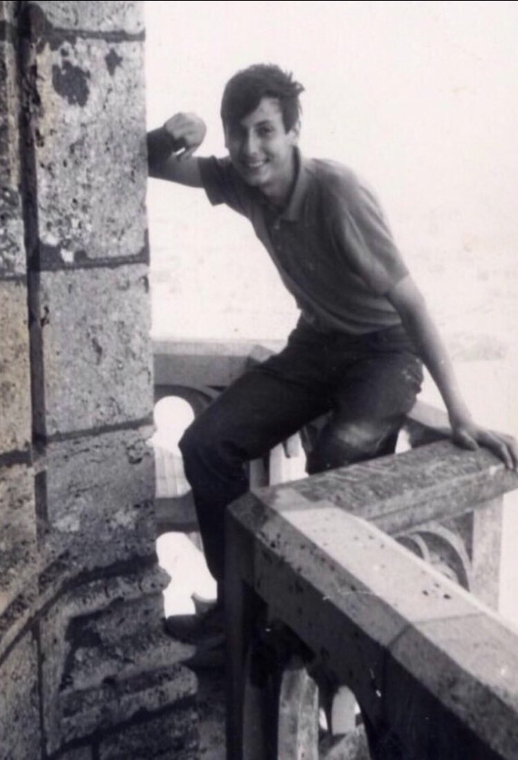 Il 27 aprile 1966, veniva ucciso dai fascisti, Paolo Rossi, studente socialista di 20 anni Era con me quando fu aggredito alla Sapienza Questa foto me la regalò suo padre, pittore e partigiano Sono passati 58 anni Io sono potuto invecchiare, lui no: ma è rimasto giovane e ci…