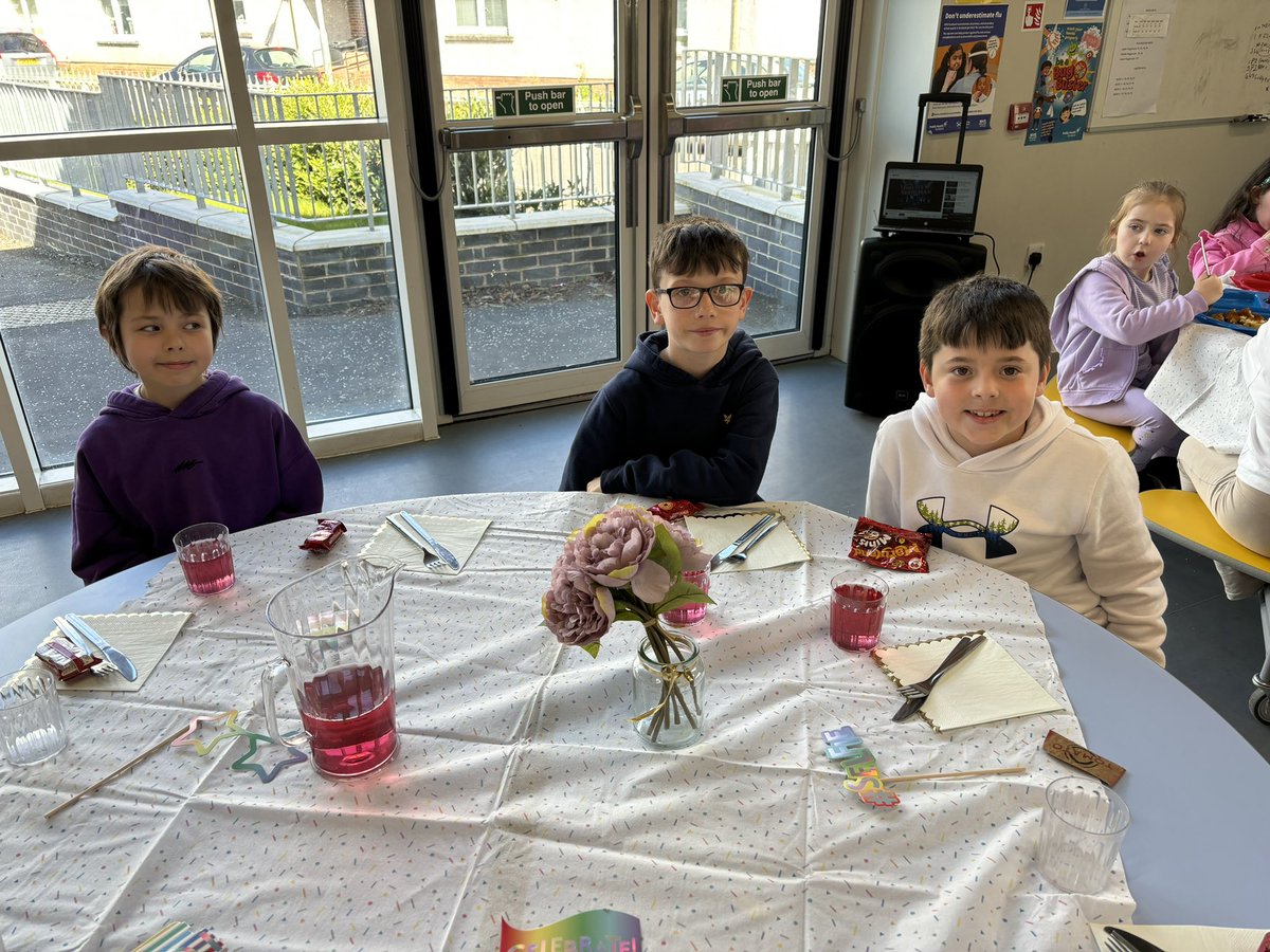 What a fun ‘fancy lunch’ yesterday for our VIP guests! Children are invited to join ‘fancy lunch’ for their positive behaviour and manners in the lunch hall. Thank you 🍴🌸🌈🎶@MissDochertyGPs @GPS_primary @MissTodd_GPS