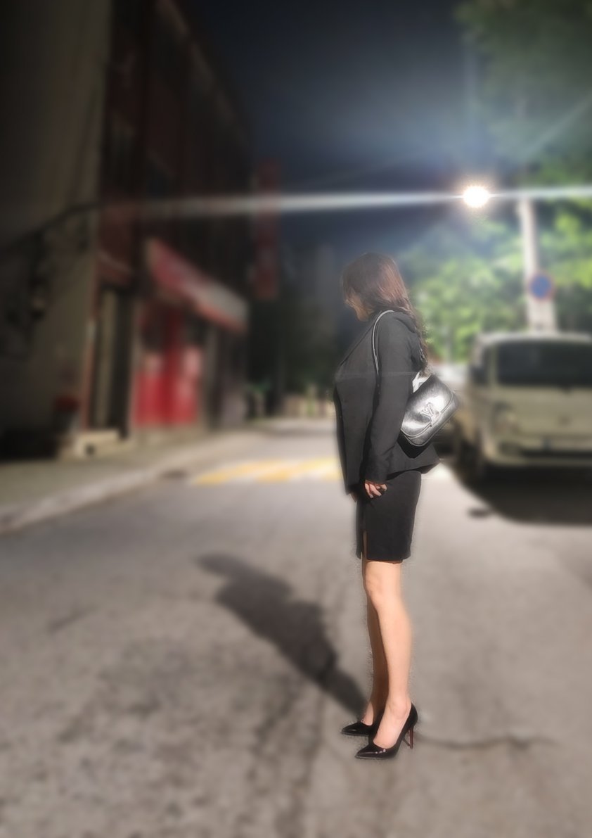 두 시간 공들여
아줌마에서 여자로
아저씨에서 사람으로
변장하고
밤 마실 다녀왔어요
#부부만남 #음주가무