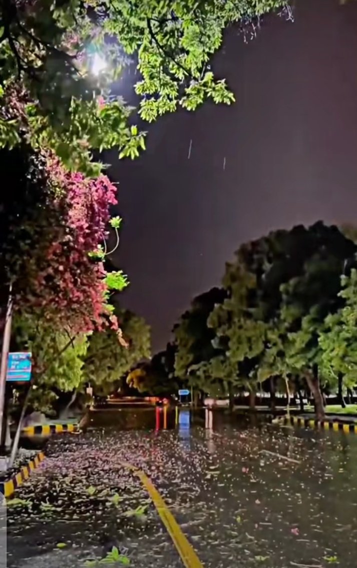 Haaye moosam aak to un ke juadai ka gum 
Or fir tum b har roz chaly aty hoo
   Good morning guys