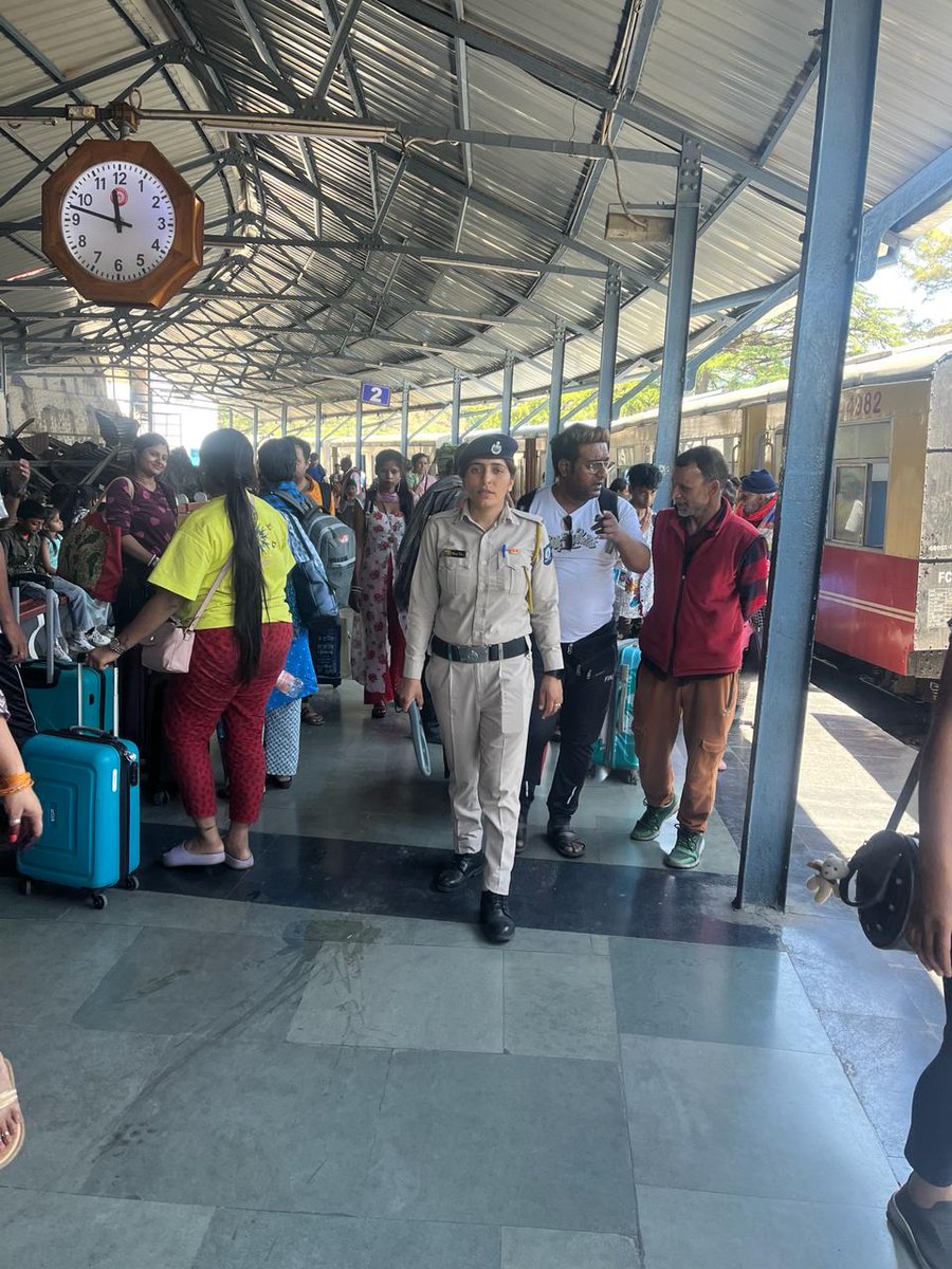 Platform duty by the staff of GRPS Shimla. Lookout for suspicious activities around the station is being maintained. #TTRHimachal #Railways #GRPS #Shimla #HPPolice @himachalpolice