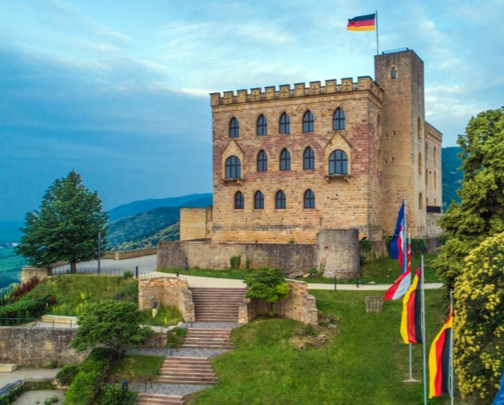 Ich möchte heute ein Wahrzeichen unserer Heimat, Rheinland Pfalz, zeigen,
vielleicht möchtet ihr mitmachen ✌🏼
Hambacher Schloß 🏰 
#Heimat