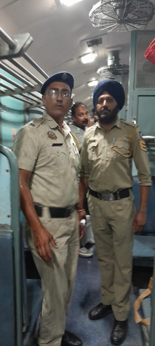 Night platform and train checking duty by the staff of OPGRP Una. #TTRHimachal #Railways #Una #HPPolice @himachalpolice @drm_umb @RailMinIndia