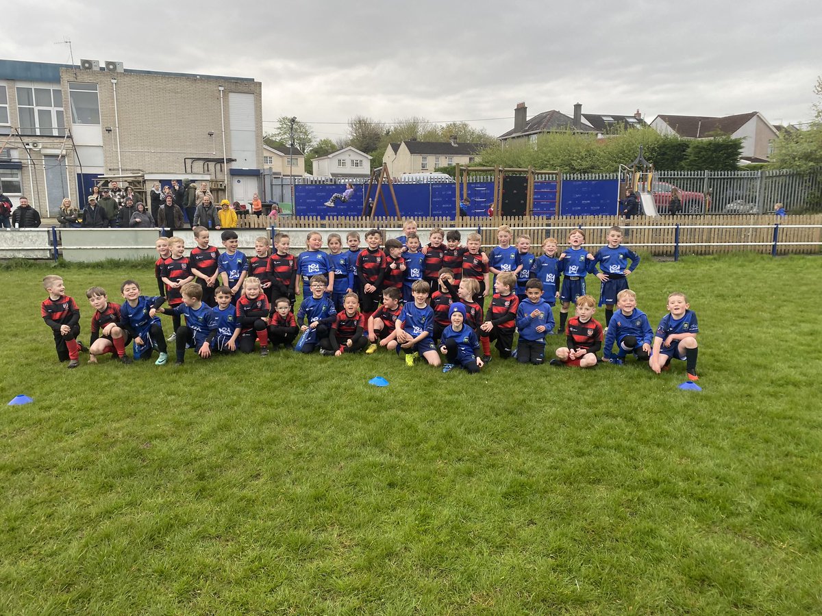 Grass roots mini and junior rugby dying………not in Morriston and @LoughorRFC🏉 Over 40 children from both clubs enjoying some tag rugby on a Friday night. Some great skills on show from both teams All back to the Loughor club for sausage and chips🌭🍟 #uppamonkeys #uppablues