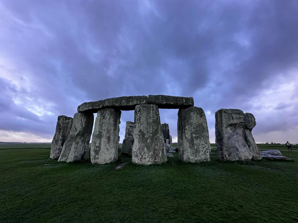 Sunrise at Stonehenge today (27th April) was at 5.46am, sunset is at 8.23pm 🌧️☔️