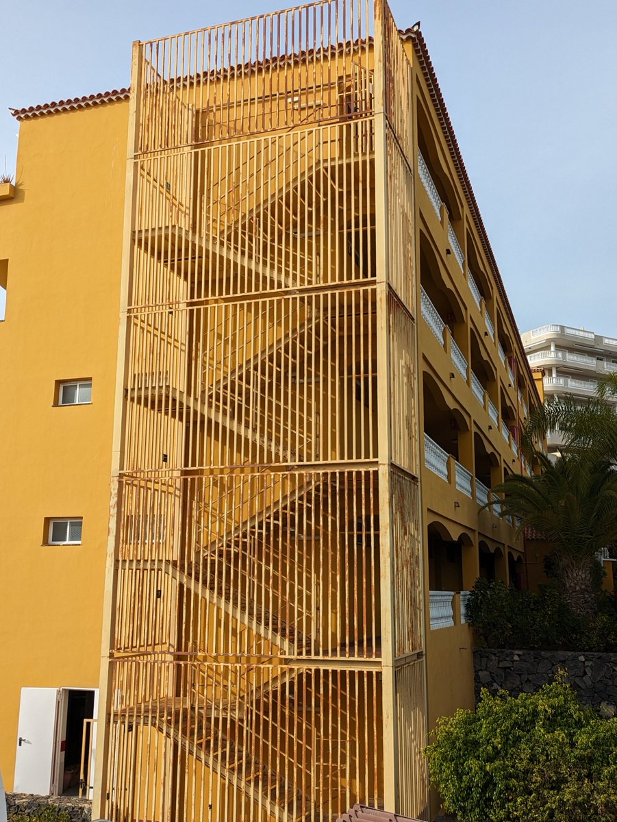 For #StaircaseSaturday the caged variety at an apartment block in Los Gigantes 🇪🇸😉