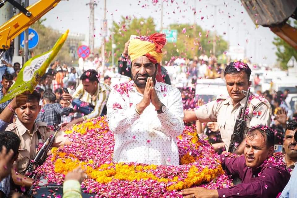 ✌नागौर जीत रहे हैं हम ✌

यह में नहीं, राजस्थान भाजपा सरकार के चिकित्सा मंत्री 'गजेन्द्र सिंह खिंवसर' कह रहे थे...!