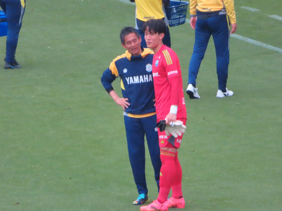 川口能活コーチと谷晃生が試合後に談笑。
#0427磐田　#zelvia