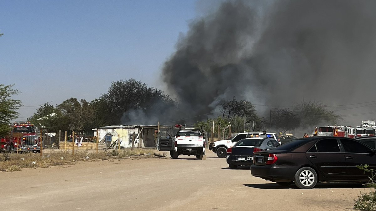 Esta tarde se originó un incendio en la Tuxpan b 34 y 35 por acumulamiento de tarimas y basura gracias adiós bomberos municipales rurales y demás corporaciones participaron y sofocaron el incendio el habitante de el lugar relató que estaba asiendo comida afuera #SanLuisRC