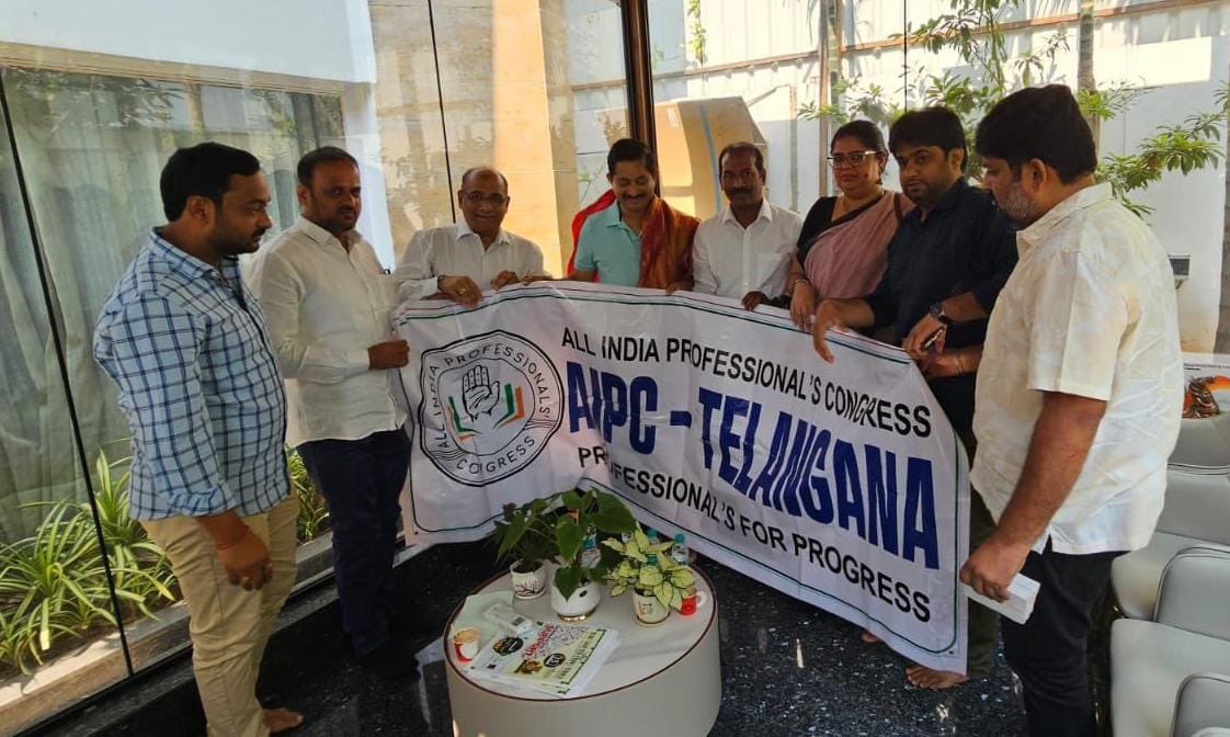 AIPCTelangana's tweet image. We had the privilege 2 meet today and discuss with @Vemnarenderredy Garu(Telangana Government Advisor)😊Thank you so much to him for  his time and nice gesture 👍#ProfessionalsforProgress💐
@drjgeetareddy
@revanth_anumula @ProfCong @ShashiTharoor @pravchak @INCIndia @INCTelangana